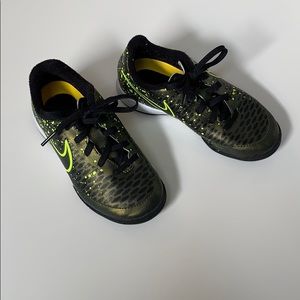 Indoor soccer shoes